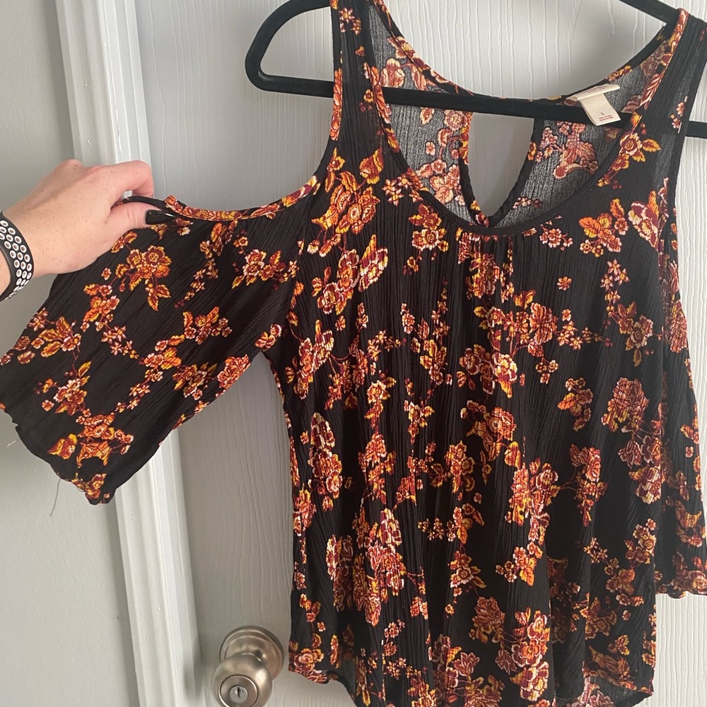 Cold Shoulder Top - Picture 2 of 6